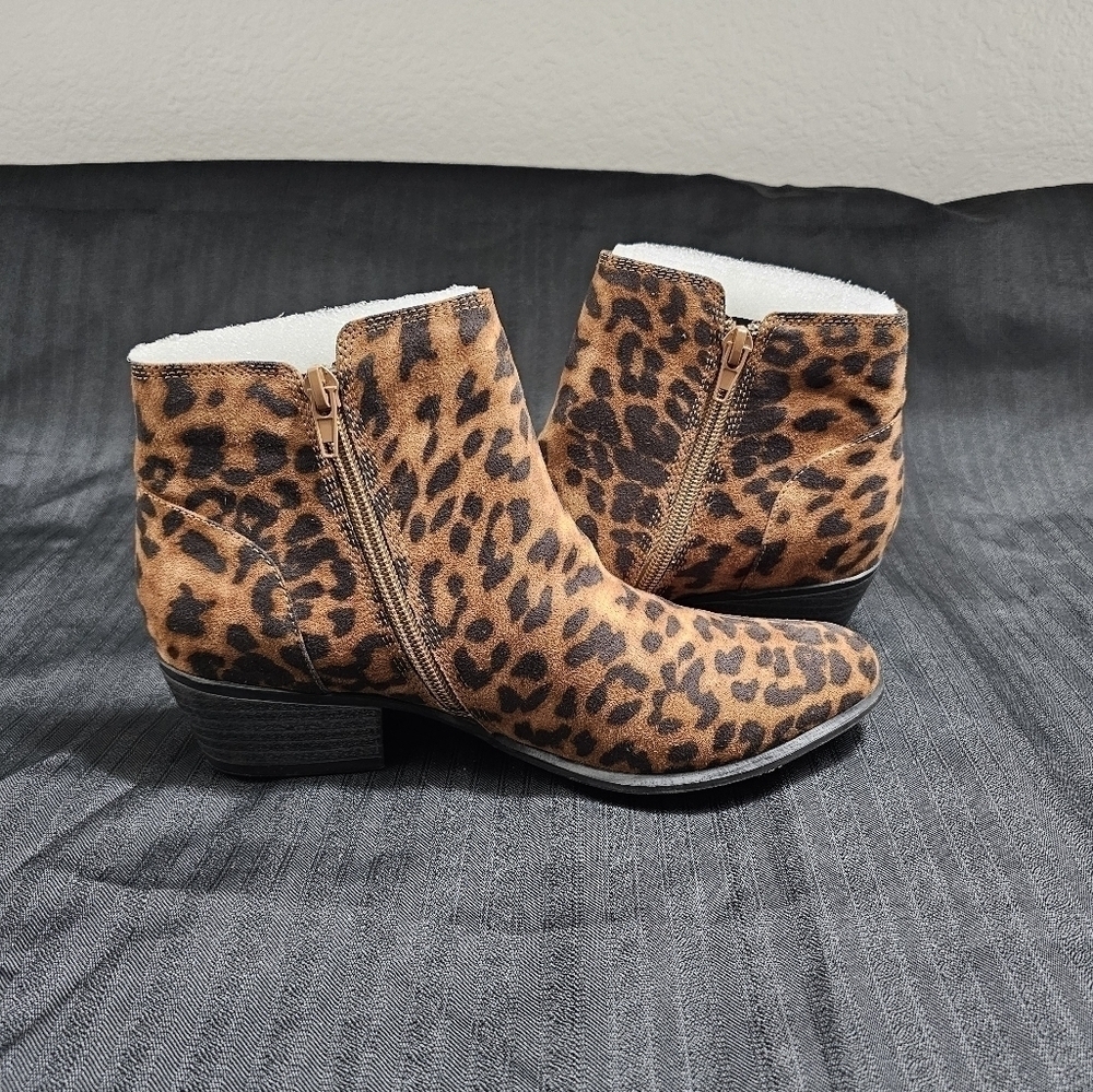 UNIONBAY Women's Tavia Ankle Boot animal print size 6